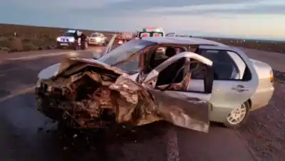Dos autos chocaron de frente en Centenario: uno terminó volcado en la banquina