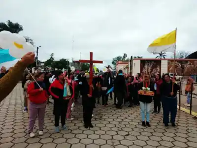 Caminaron bajo la lluvia toda la noche y llegaron a Itatí: el gesto que repiten desde el año 2000
