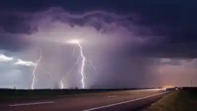 Iban en moto bajo la tormenta en Corrientes: un rayo les cayó encima y la mujer no resistió
