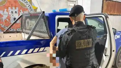 Le robaron la moto, los siguió y terminó con un cuchillo en el muslo