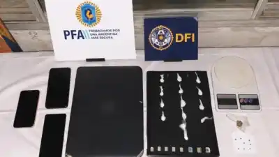 Vendían droga frente a una plaza llena de chicos: los allanaron y no estaban solos