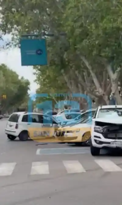 Voló por el aire y quedó inconsciente: el choque en el centro que dejó autos destrozados