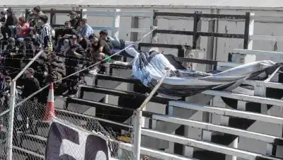 La tribuna de Cipolletti se quebró minutos antes del partido: cuatro hinchas cayeron al vacío