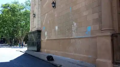 Bombas de pintura contra la Catedral de Rosario en plena Marcha del Orgullo: la fachada restaurada quedó marcada