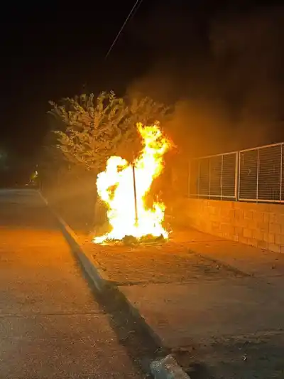 El fuego arrancó a las 2:43 en Comodoro: qué encontraron los policías que patrullaban la zona