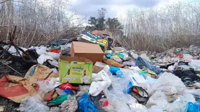Los Alisos: queman basura a toda hora al lado del puente y los vecinos ya no saben cómo frenarlo