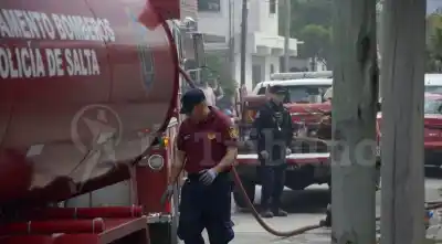 El incendio en barrio Pablo Saravia: los vecinos vaciaron un tanque para frenar las llamas