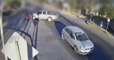 Iba en moto por ruta 51 y chocó con una camioneta: terminó en el San Bernardo