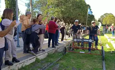 Recorrieron 200 km en vías abandonadas para pedir que vuelva el tren: la Postal que emocionó a General Pico