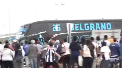 El micro de Belgrano llegaba al Kempes y una piedra entró por la ventanilla donde viajaba un juvenil