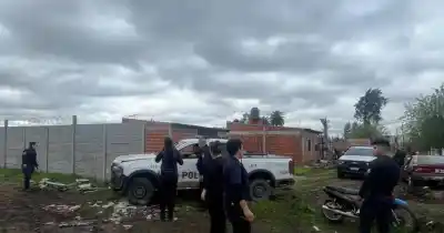 Perseguían a una moto en La Plata y el patrullero terminó dentro de un club