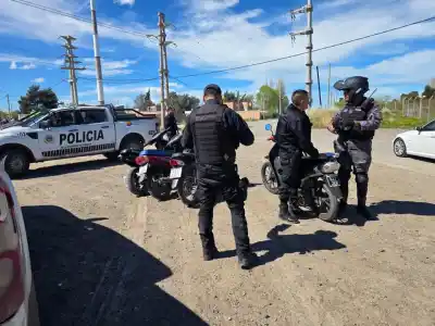 Se escapó del control en moto, golpeó a un policía y no terminó como esperaba