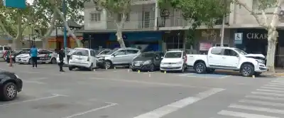 Chocó, salió despedido y quedó bajo un auto: quién lo asistió antes de que llegara la ambulancia