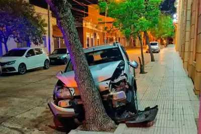 Perdió el control en plena madrugada y terminó contra un árbol: quiénes iban adentro