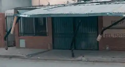 Chocó contra una vereda, se fue y la policía lo encontró a metros de su casa: lo que dio el test