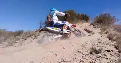 Iba en moto con sus allegados por la ruta 180 y terminó en el asfalto: qué pasó en El Nihuil