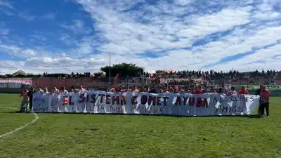 El grito de San Patricio: la bandera que encendió la polémica y el boleto que consiguió en la cancha