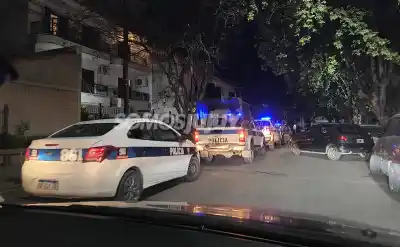 Alerta a las 23 en un departamento del centro: un detenido y un misterio que la autopsia debe resolver