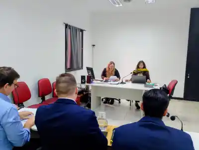 Llegó en moto a una estación de servicio y atacó a golpes a un grupo de periodistas: quedó detenido