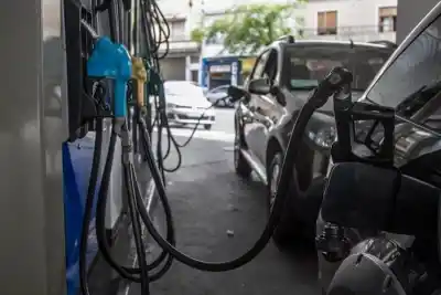 Estaciones de servicio en alerta: las petroleras recortan entregas y ya no alcanza el combustible