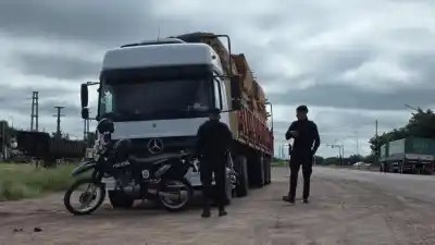 Perico: esperó el descuido en el camión, se llevó una riñonera y escapó en un auto rojo