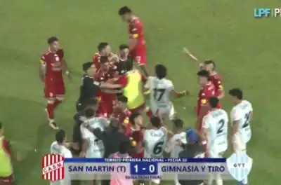 Gritos, empujones y dos rojas: el final caliente entre Gimnasia y Tiro y San Martín