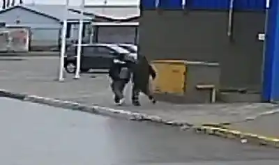 La tomó del cuello en plena calle y le arrebató el celular: quedó filmado