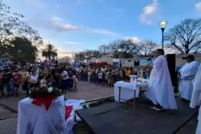 Caminaron por las calles con la Biblia en mano y entregaron algo inesperado a los vecinos