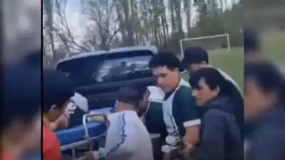 Se desplomó en pleno partido y sus propios compañeros lo subieron a una camioneta: lo que encontraron en el hospital