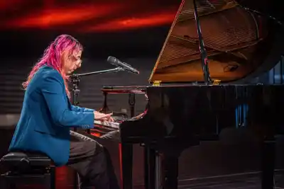 El teclado que su papá ganó en una rifa terminó en un Gardel: la pianista que llega a la Patagonia
