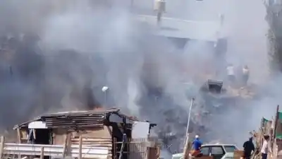Prendieron fuego en un cañadón de Bella Vista y las llamas se llevaron un galpón entero