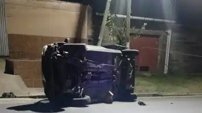 Volcó en una avenida de Catamarca: el conductor quedó atrapado entre los hierros y no sobrevivió