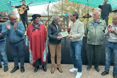 Silva Neder encabezó un acto en Herrera y un cantautor se llevó una distinción inesperada