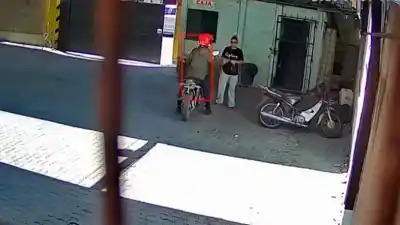Una mujer embarazada protagonizó un insólito robo de moto captado por cámaras