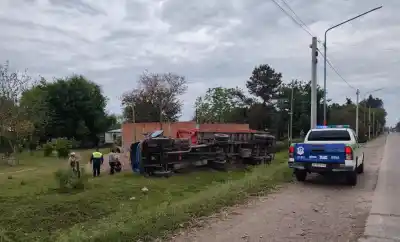 Perdió el control del camión cañero en la ruta 306 y lo que quedó tirado a un costado no fue solo el vehículo