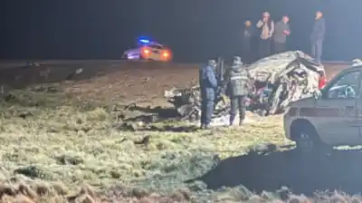 Viajaban en un Golf por la Ruta 3: el choque con dos camiones que dejó dos muertos