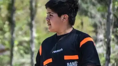 Con 11 años dirigió un partido de mayores y se animó a rapear en las plazas: la historia de Simón