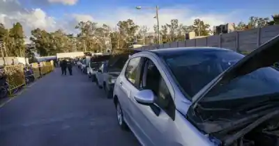 Dos camionetas de Austral Construcciones esperan comprador en El Plumerillo: la base arranca en $2,2 millones