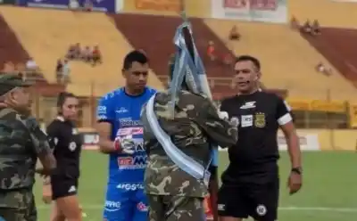 Un homenaje a veteranos de guerra terminó en denuncia contra el árbitro