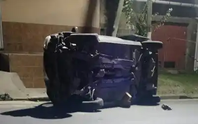 Volcó su camioneta en el sur de la capital y quedó atrapado entre los hierros: el acompañante terminó en el hospital