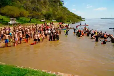 160 nadadores se metieron al Paraná: los nombres que se llevaron los primeros puestos