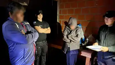 El disparo que Rocío no pudo explicar: buscan a su pareja y una bala calibre 22 complica la causa