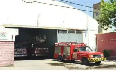 Un auto se prendió fuego en un taller de Santa Rosa y las llamas llegaron hasta el techo