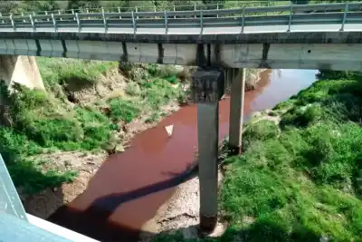El agua de dos arroyos entrerrianos cambió de color y hay una sospecha con nombre propio
