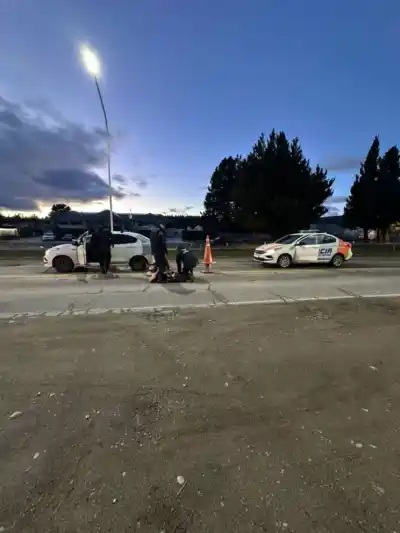 Persecución en Bariloche: huyó hacia el este con un auto robado y terminó frente a la Caminera