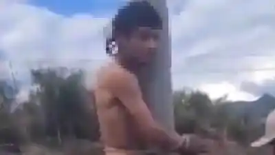 Lo atraparon robando un auto y los vecinos le dieron un castigo que quedó grabado en el barrio