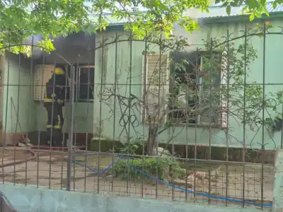 Grabada por las cámaras: la joven que habría incendiado una casa en Santa Rosa y el dato que nadie esperaba