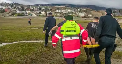 Rescate en El Calafate: sacaron a una mujer de un sector pantanoso de Bahía Redonda