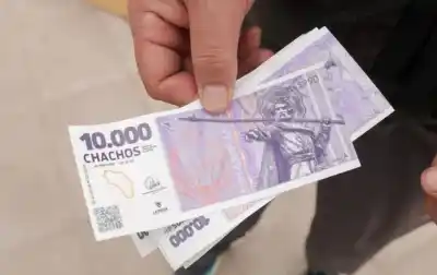 Quiso pagar el café con Chachos, la cajera le dijo que no y él sacó un billete de $1000: el video que desató el debate en San Juan