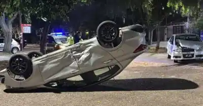 Choque violento en un cruce clave: un vehículo terminó volcado y tres personas resultaron lesionadas